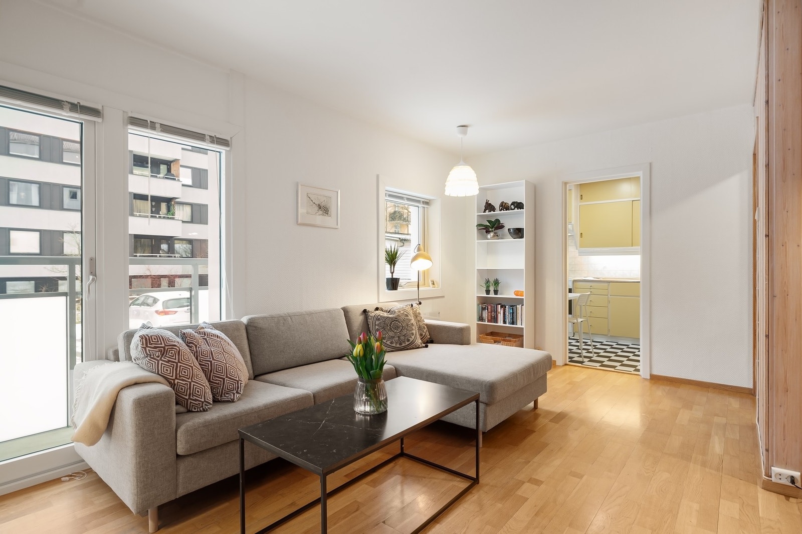 Store vindusflater sørger for godt med lysinnslipp og en luftig romfølelse. Galleribilde