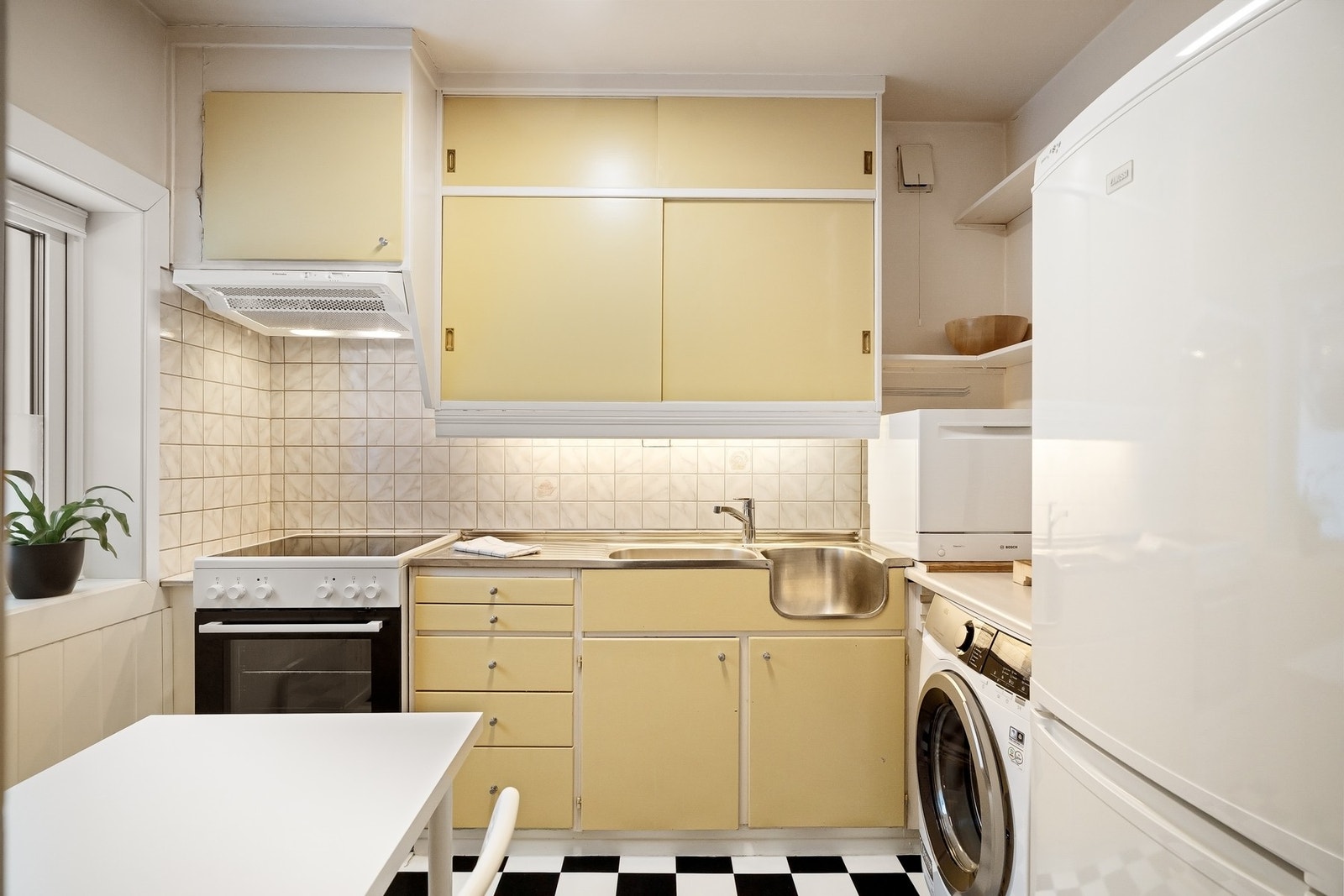 Separat kjøkken med slette fronter og benkeplate i sink. Galleribilde