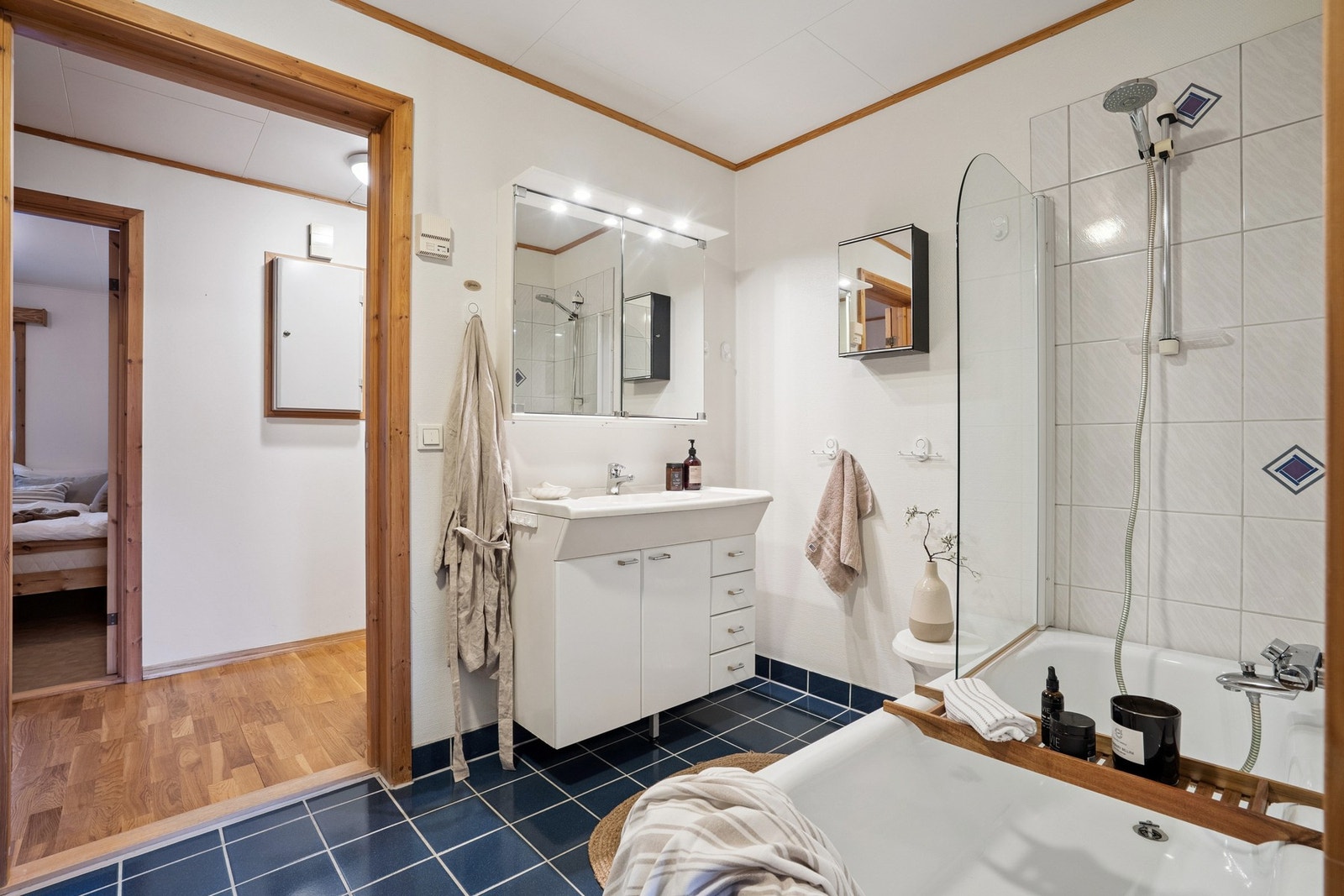 Badet har fliser på gulvet med gulvvarme Galleribilde