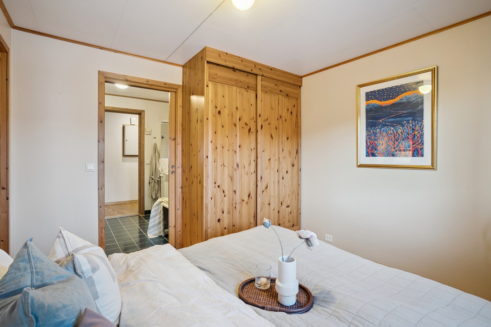 Hovedsoverommet har inngang fra stuen og har også inngang til badet Galleribilde