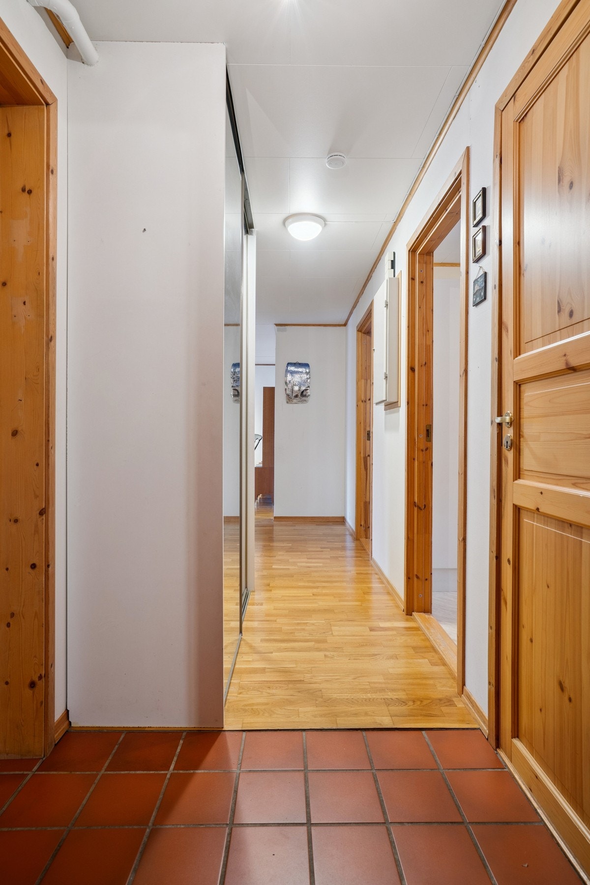 Flislagt yttergang og skyvedørsgarderobe Galleribilde