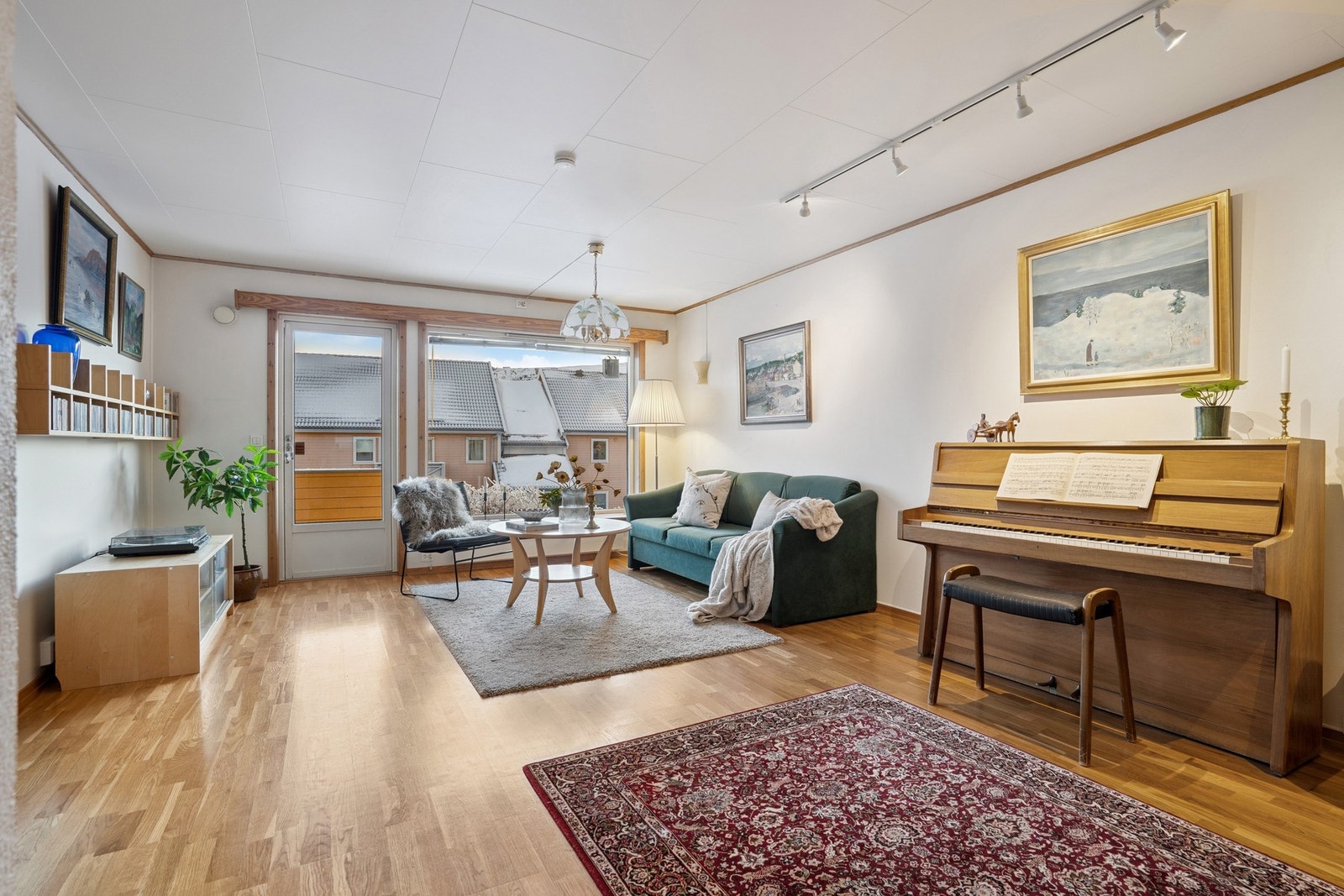 Romslig stue med utgang til østvendt terrasse Galleribilde