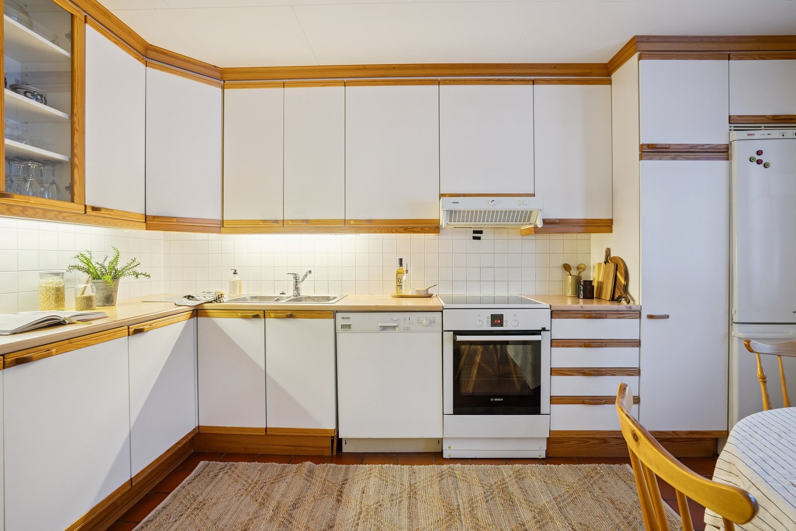 Godt med kjøkkenskap. Innredningen er fra byggeår Galleribilde