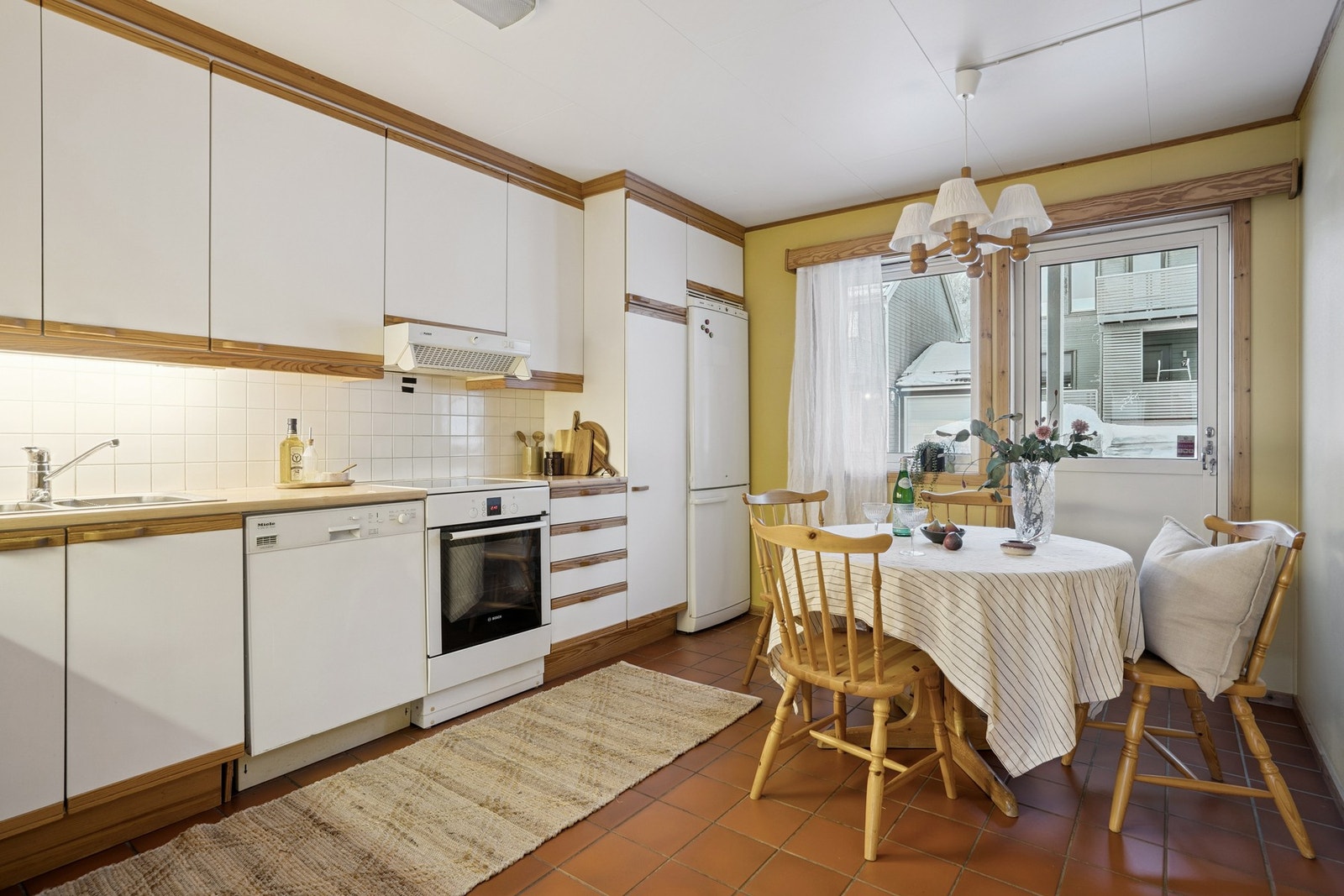 Kjøkken har verandadør ut mot platt mot vest samt et vindu Galleribilde