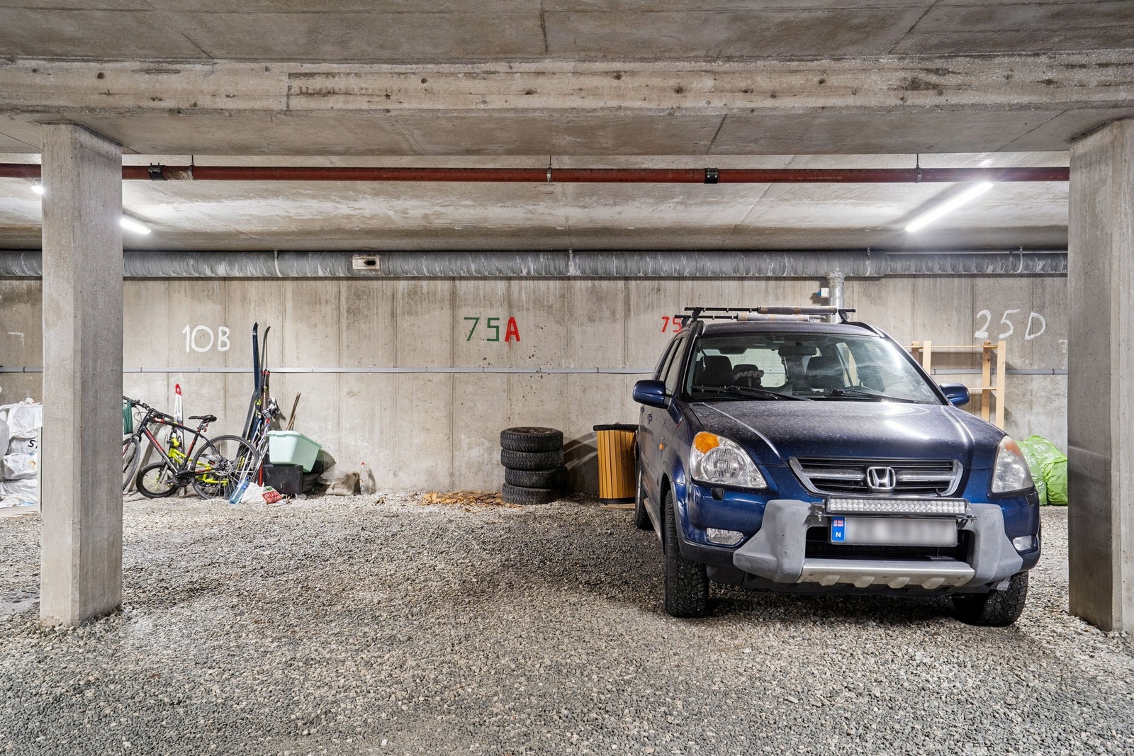 Garasjeplass i bygget på nedsiden Galleribilde