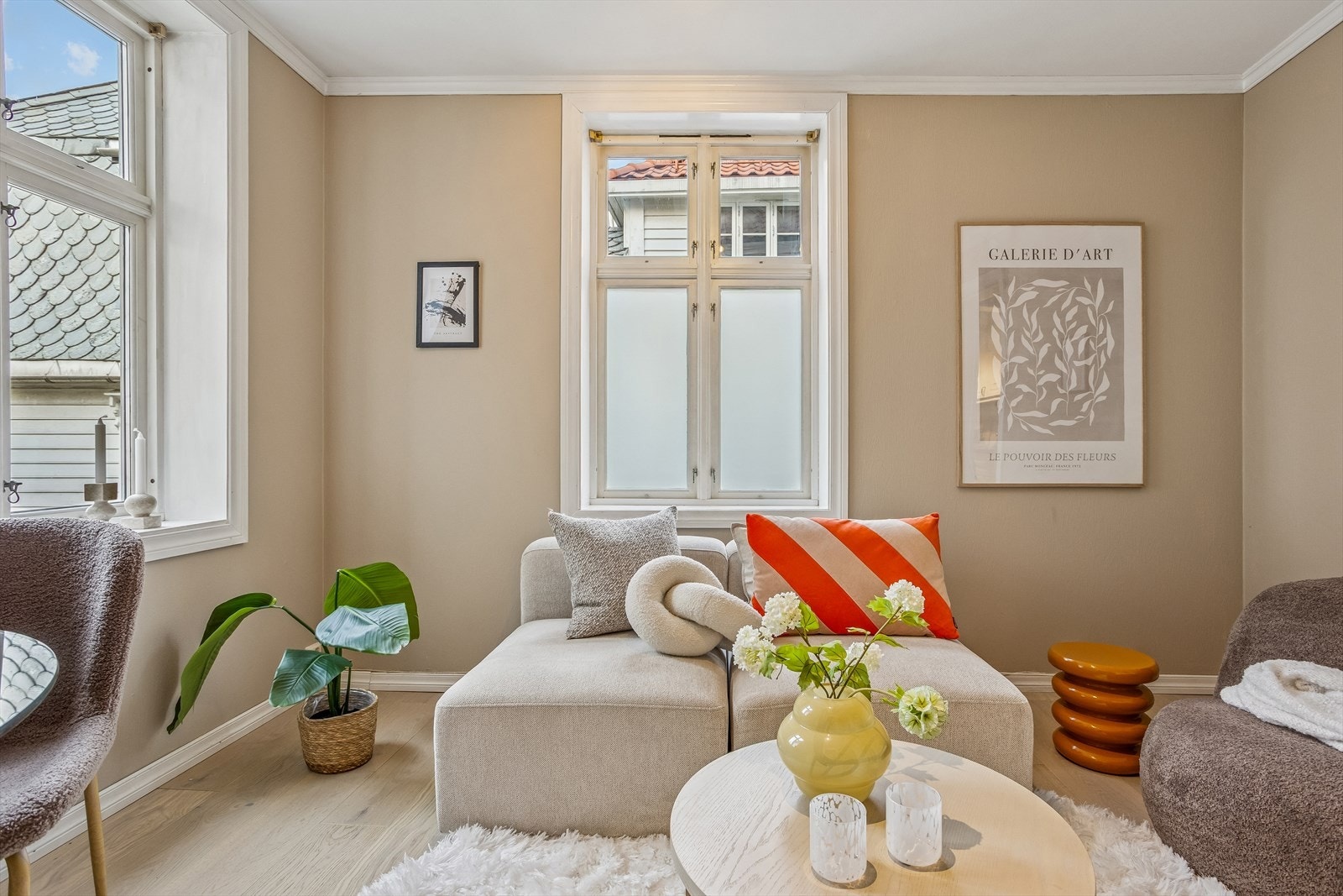 Stuen gir plass til sofa, stuebord og spisegruppe Galleribilde