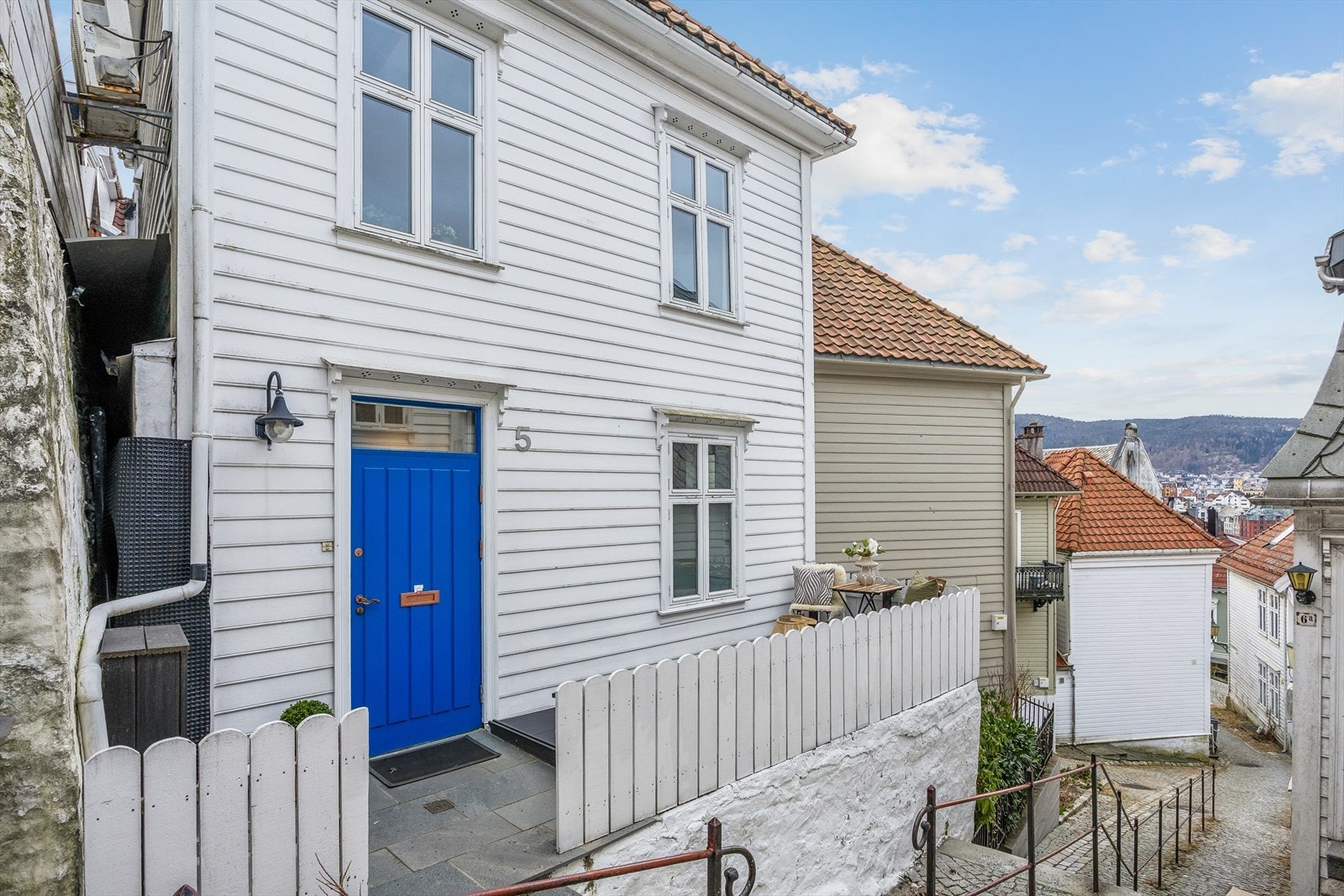 Bygget er svært trivelig, og det er felles uteplass for de to seksjonene både i front og bakkant av bygget Galleribilde