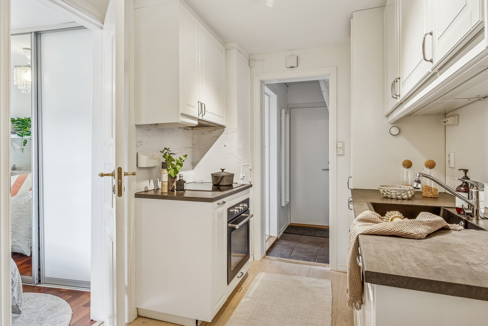 Kjøkkenet gir godt med skap- og benkeplass, og det er integrert oppvaskmaskin, kjøleskap/frys og stekeovn med steketopp Galleribilde