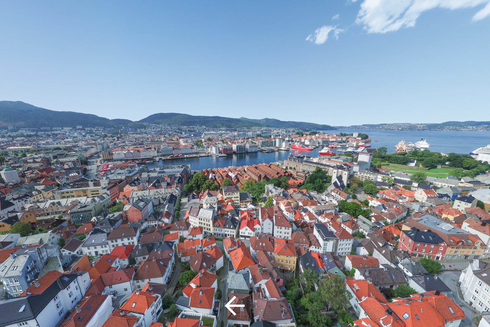 Leiligheten har en svært sentral beliggenhet i sentrum, i rolige gater. Like nedenfor finner du hyggelig kafé, og ellers dagligvarebutikk som Meny og Kiwi Galleribilde