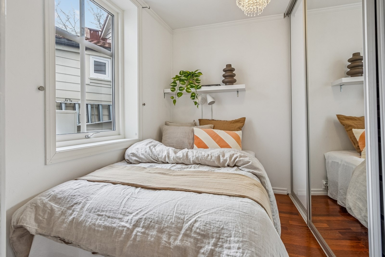 Trivelig soverom med plass til seng og stor skyvedørsgarderobe Galleribilde