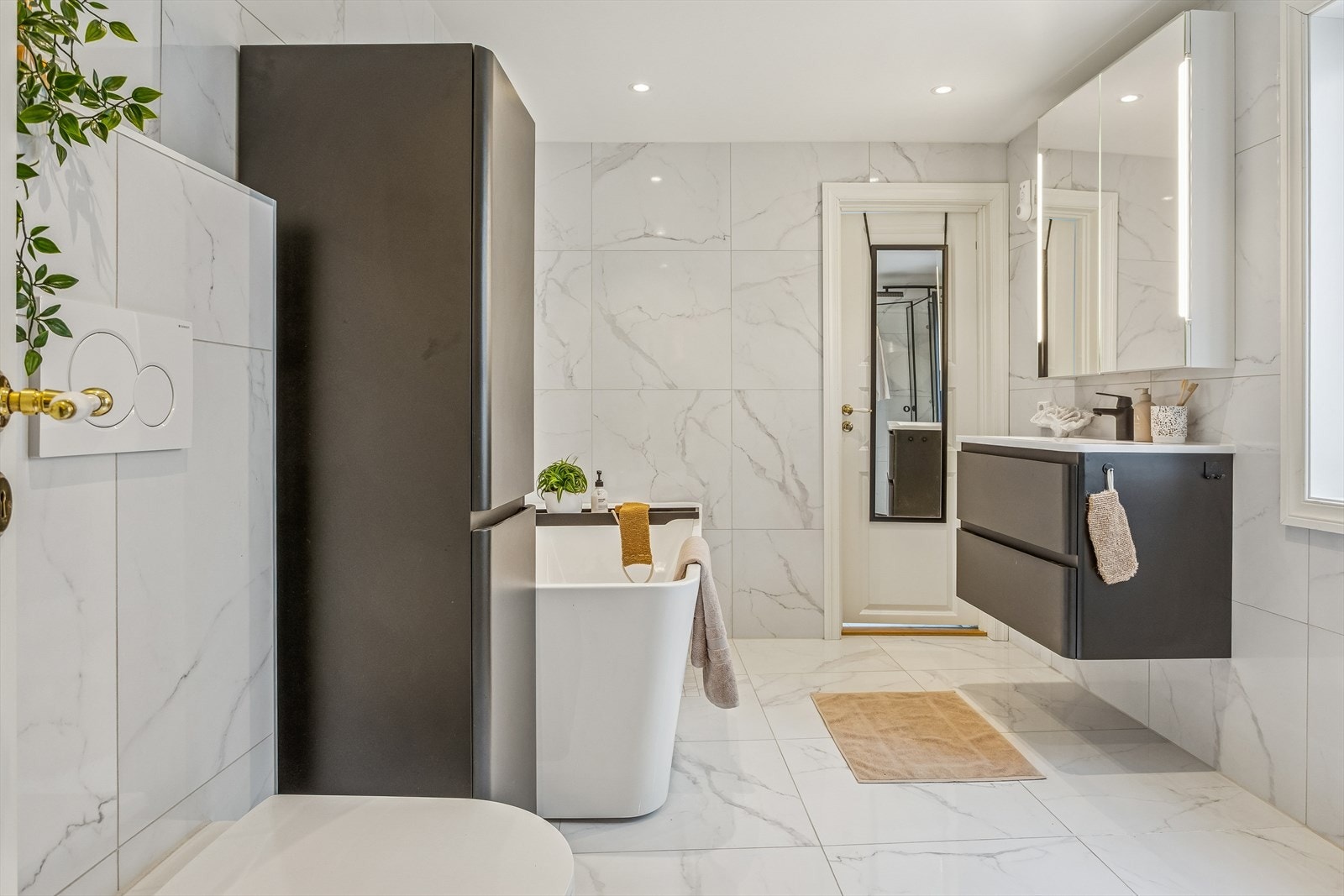 Videre gjennom døren fra bad er det praktisk vaskerom fra 2024. Rommet inneholder ellers varmtvannstank, rørskap/fordelerskap og ventilasjonanlegg for drenering. Galleribilde