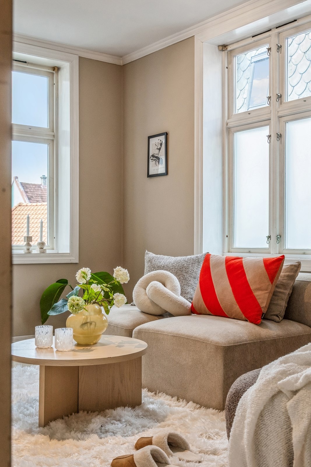 Leiligheten har en klassisk utførelse med store vinduer, og trivelig utsikt mot nærområdet Galleribilde