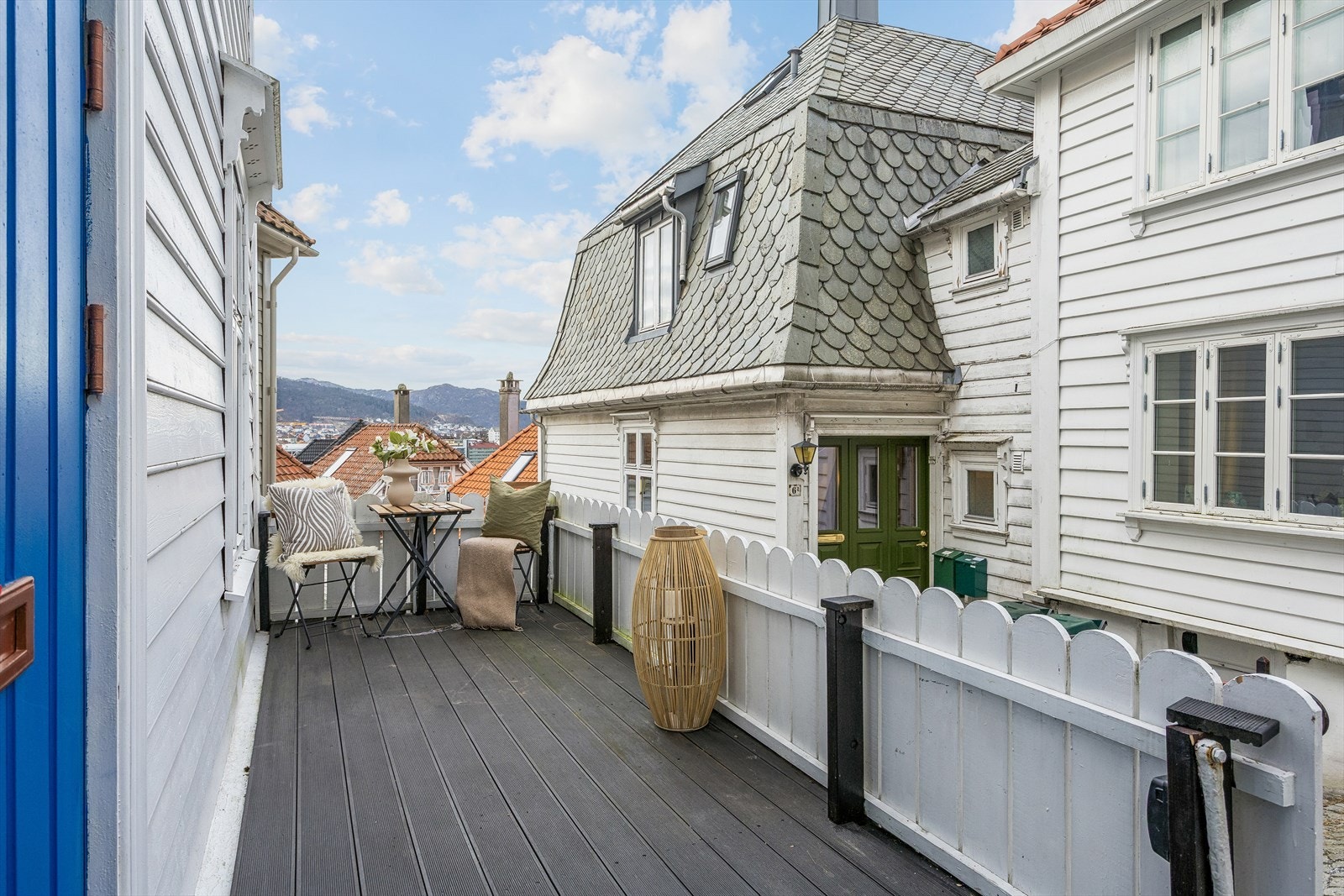 Her har du gode solforhold på dagtid, og terrassen kan innredes med hyggelige utemøbler Galleribilde