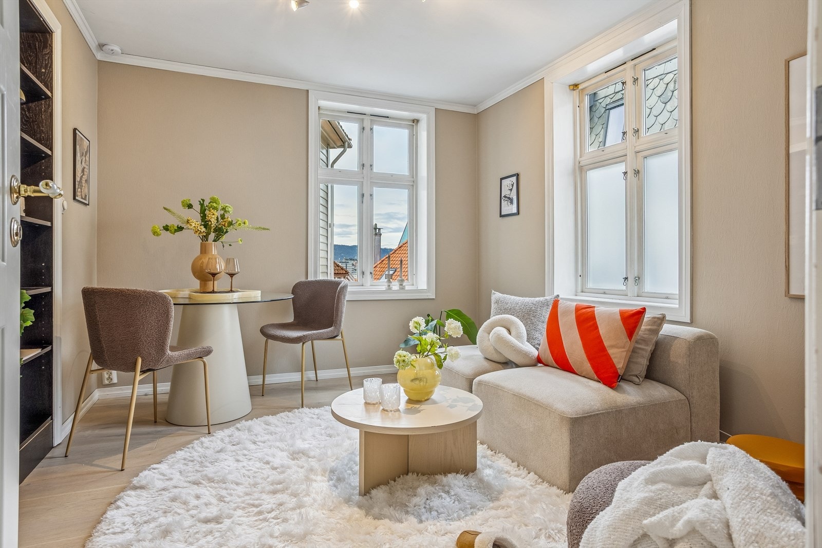 Lys og romslig stue med plass til sofa- og TV krok Galleribilde