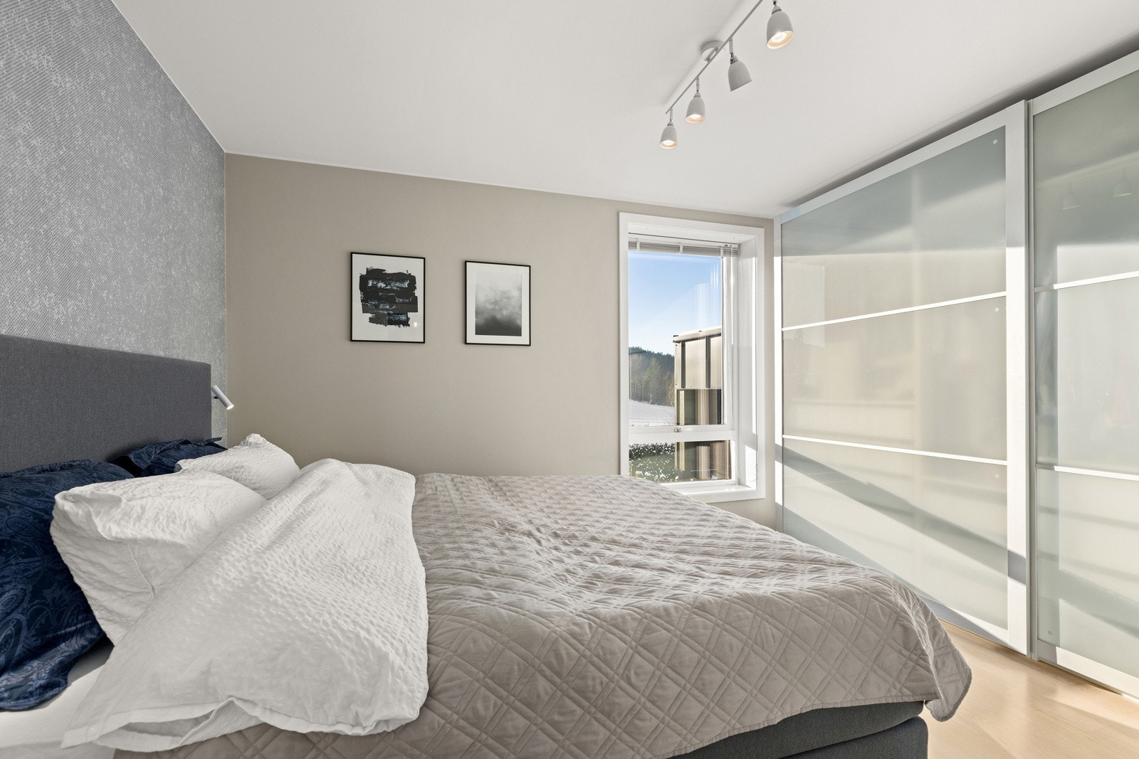 Hovedsoverom med skyvedørsgarderobe Galleribilde