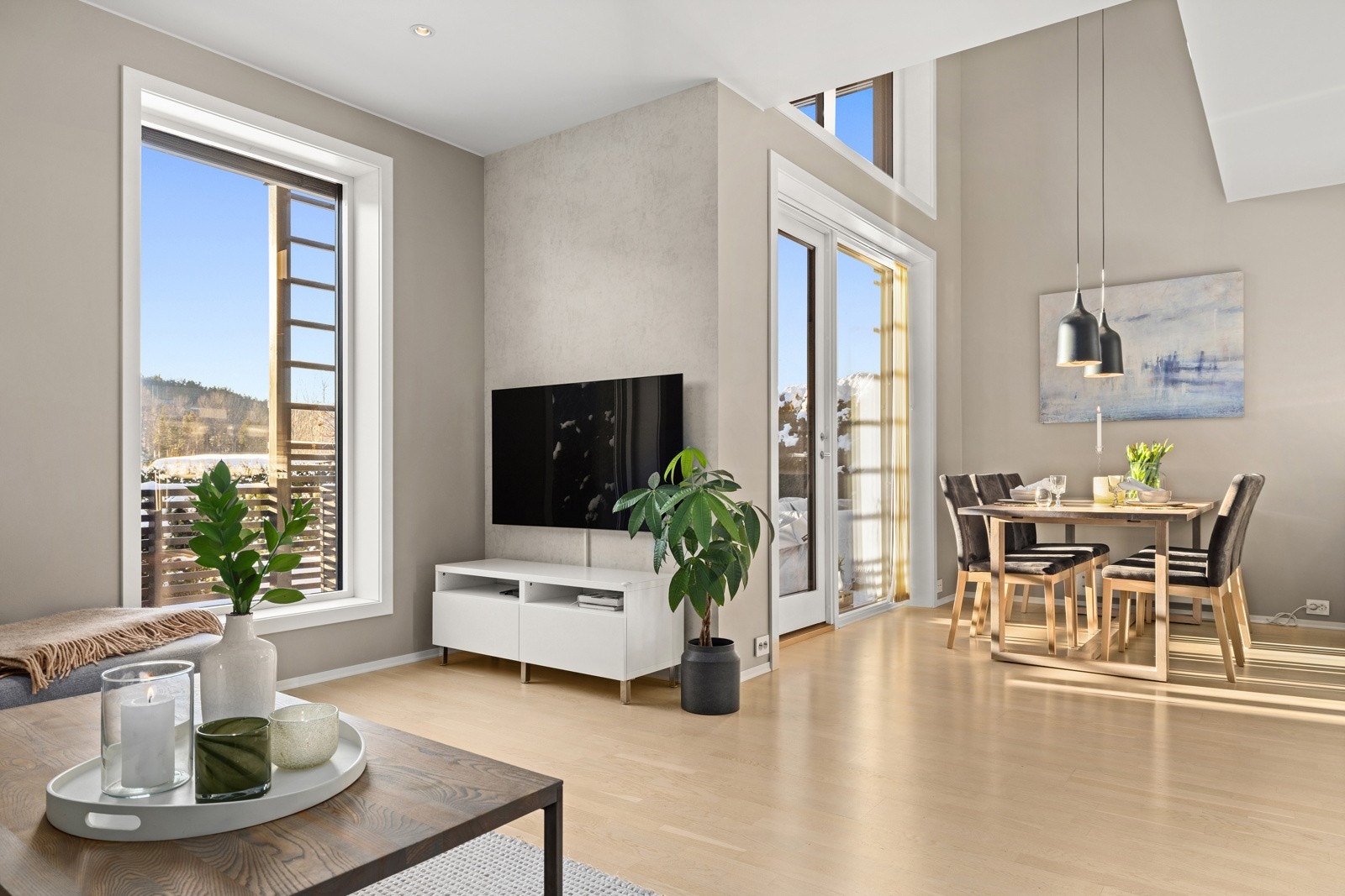 Lys og flott stue med åpen himling og takhøye vinduer Galleribilde