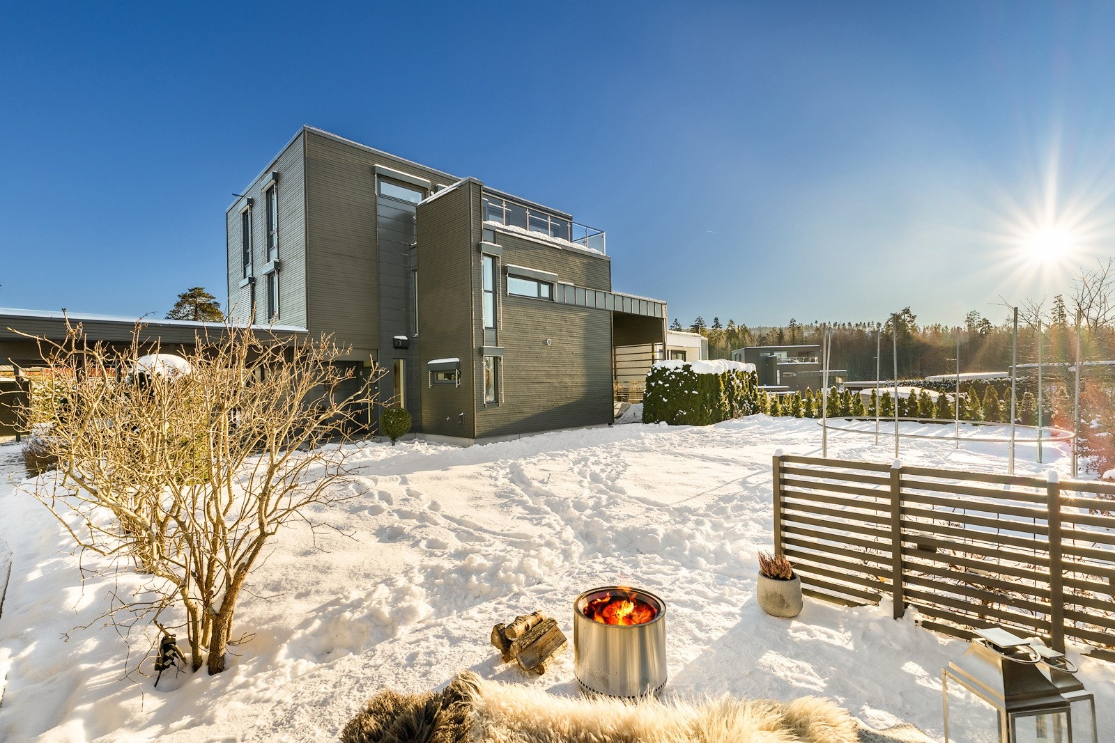 Opparbeidet uteområder med flere usjenerte og lune sitteplasser Galleribilde