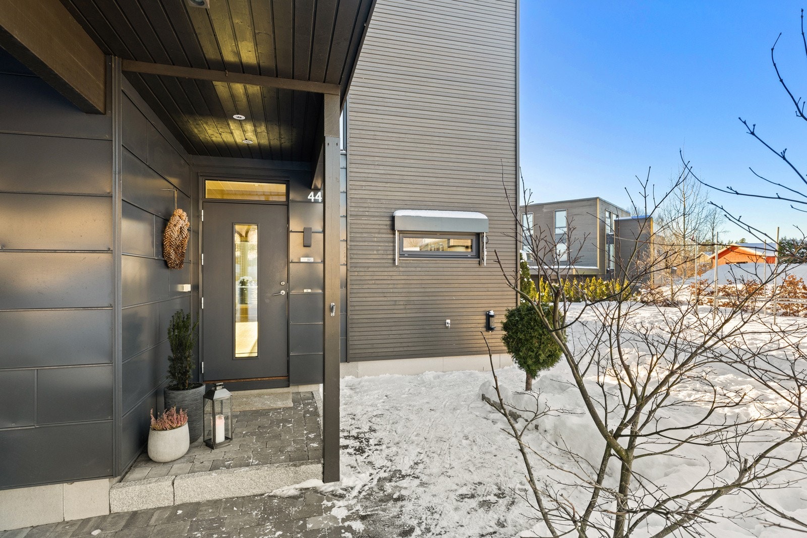 Overbygget inngangsparti med belysning Galleribilde