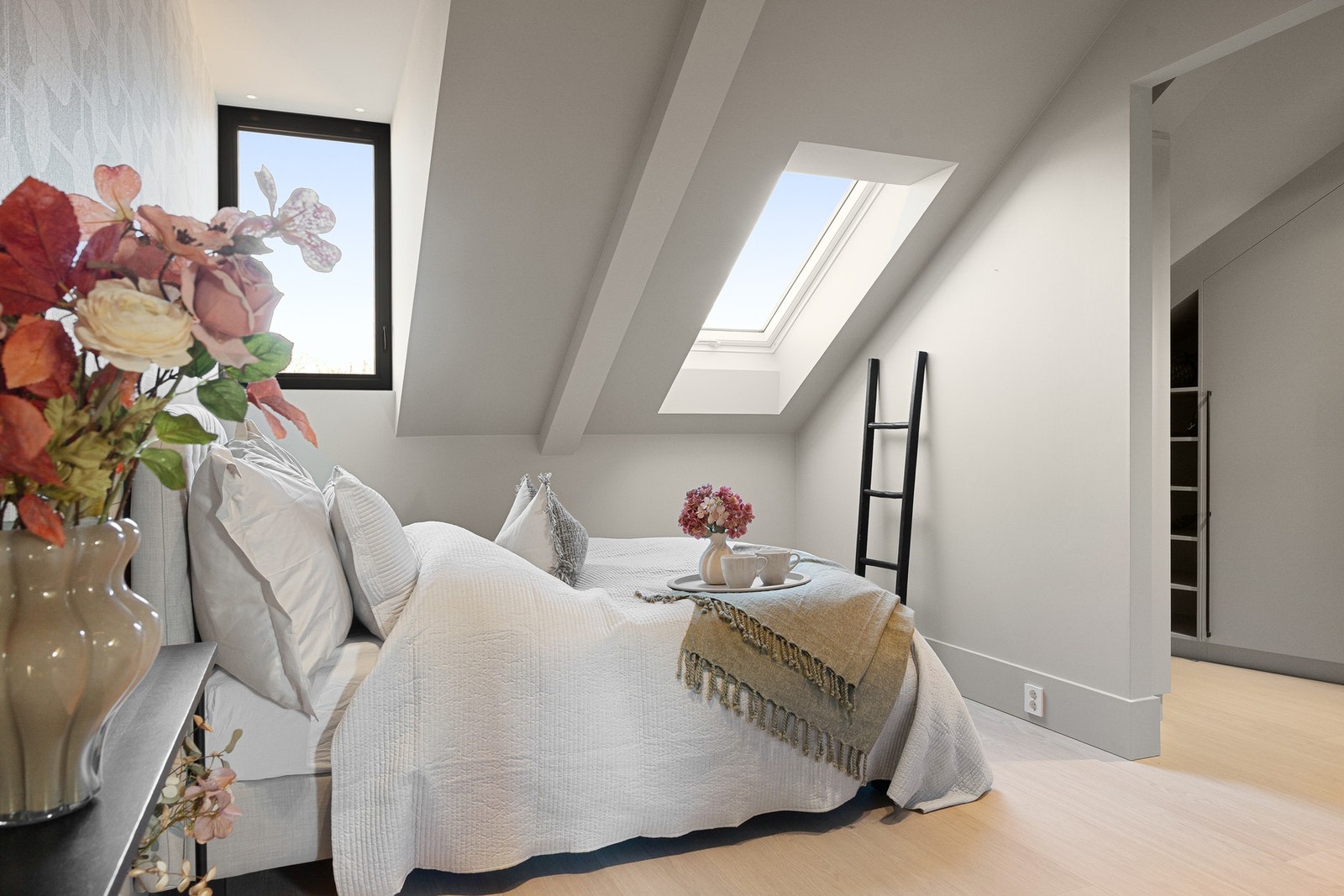 Leiligheten har hele tre gode soverom, inkludert en flott mastersuite med eget bad. Galleribilde