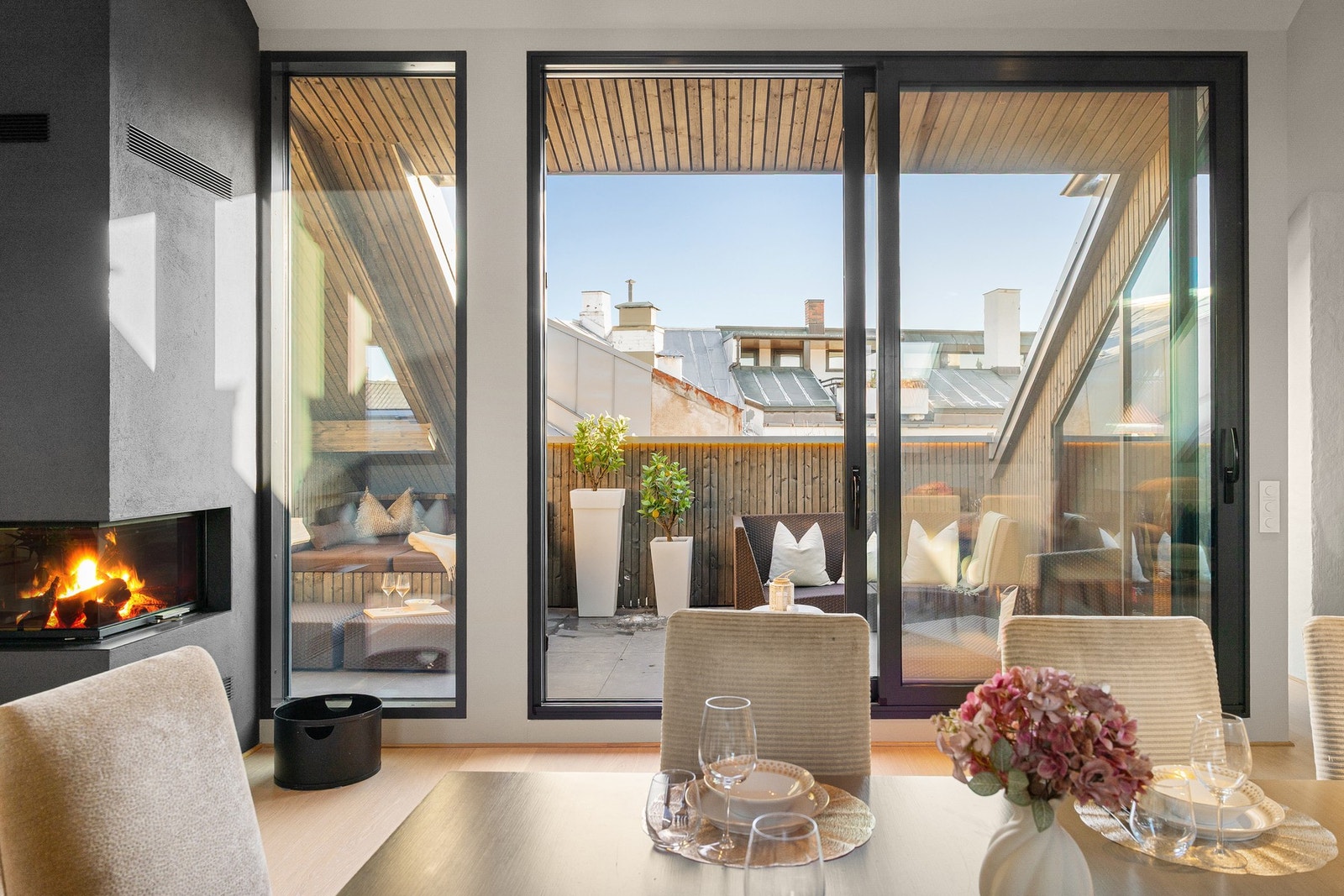 Eksklusiv, ny 4-roms toppleilighet med heis, privat takterrasse på 17 m², peis samt tre soverom og to bad. Galleribilde