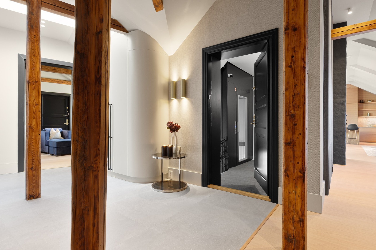 Hallen er flislagt med storformatfliser og gulvvarme, og boligen har mørke innerdører samt brede fotlister med skjult el-anlegg. Galleribilde