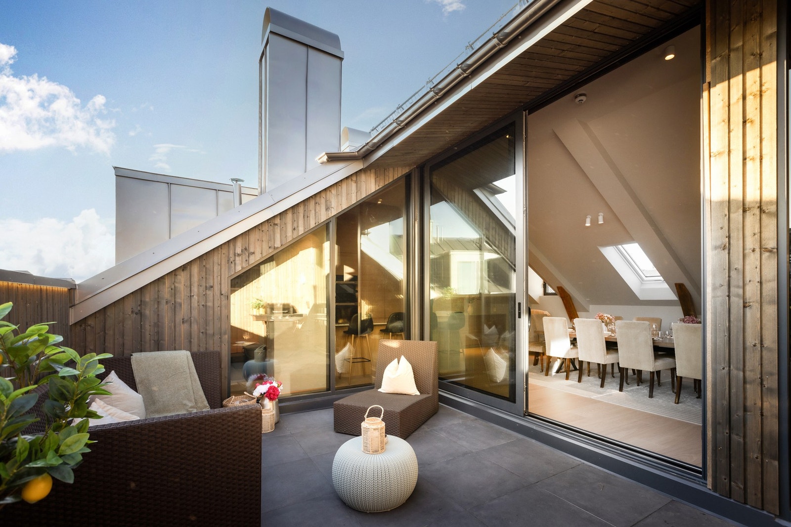 Velkommen til Frognerveien 26! Nyetablert leilighet fra 2025 som opptar nesten hele loftsetasjen i en klassisk bygård fra 1896. Galleribilde