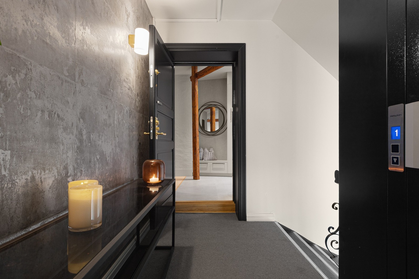 I 2024 ble det etablert nytt heisanlegg med kodesystem i bygården med adkomst helt opp til loftsetasjen. Galleribilde