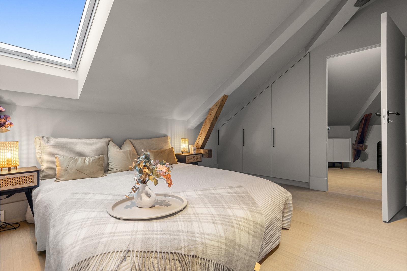 Alle soverommene har overlys fra takvinduer, gulv i enstavs parkett med varmefolie, glatte,
listefrie overflater og innslag av rustikke bjelker. Soverom 2. Galleribilde