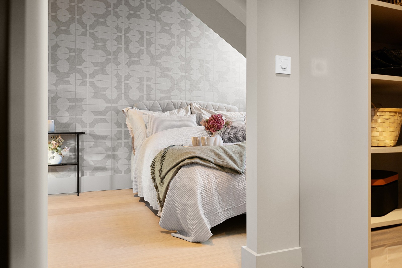 Mastersuite med garderobe, privat bad og det er etablert en hyggelig sittekrok med plass til gode lenestoler, samt. direkte adkomst til baktrapp. Galleribilde