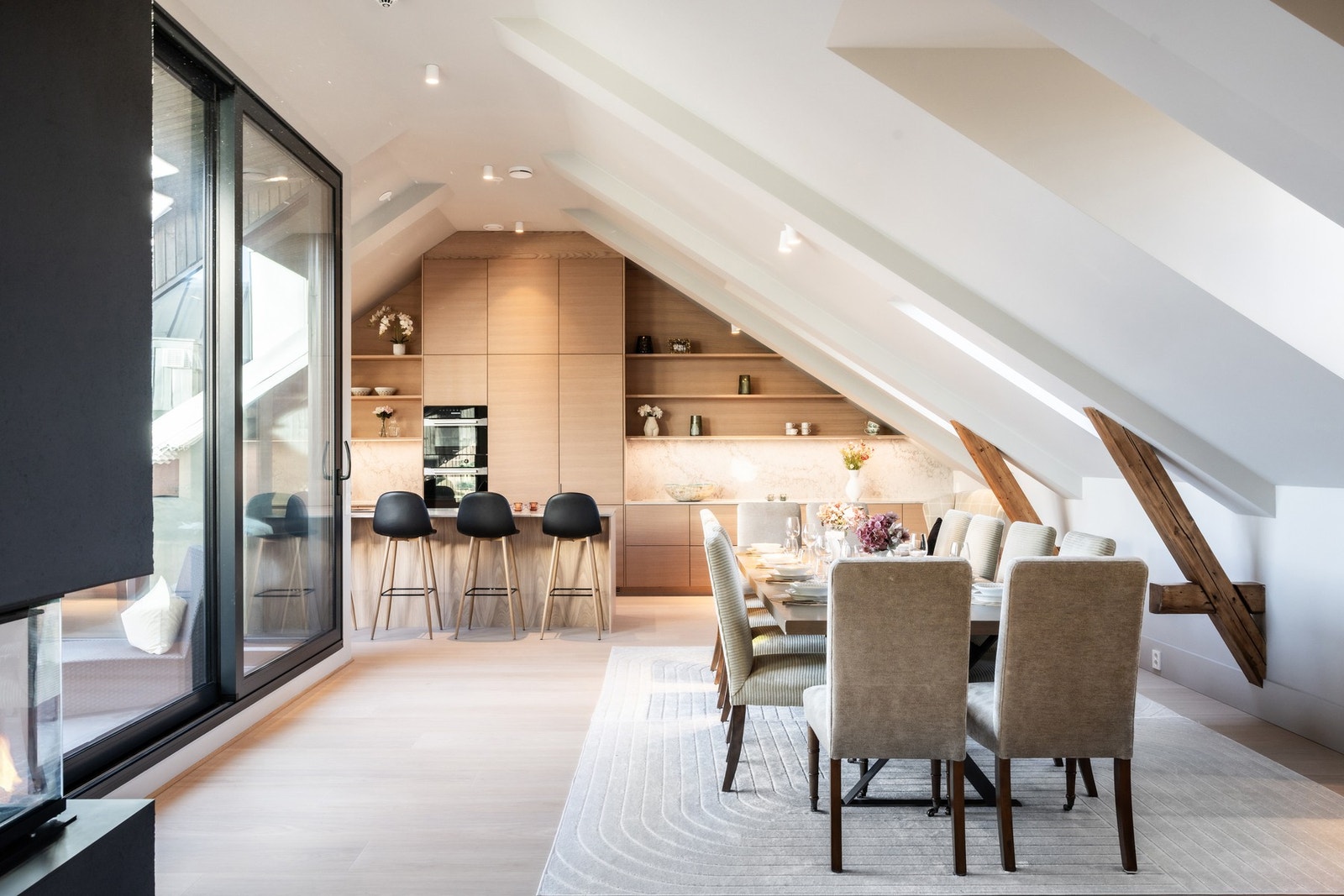 Åpen løsning mot kjøkkenet og god plass til møblering i luftige soner. Galleribilde