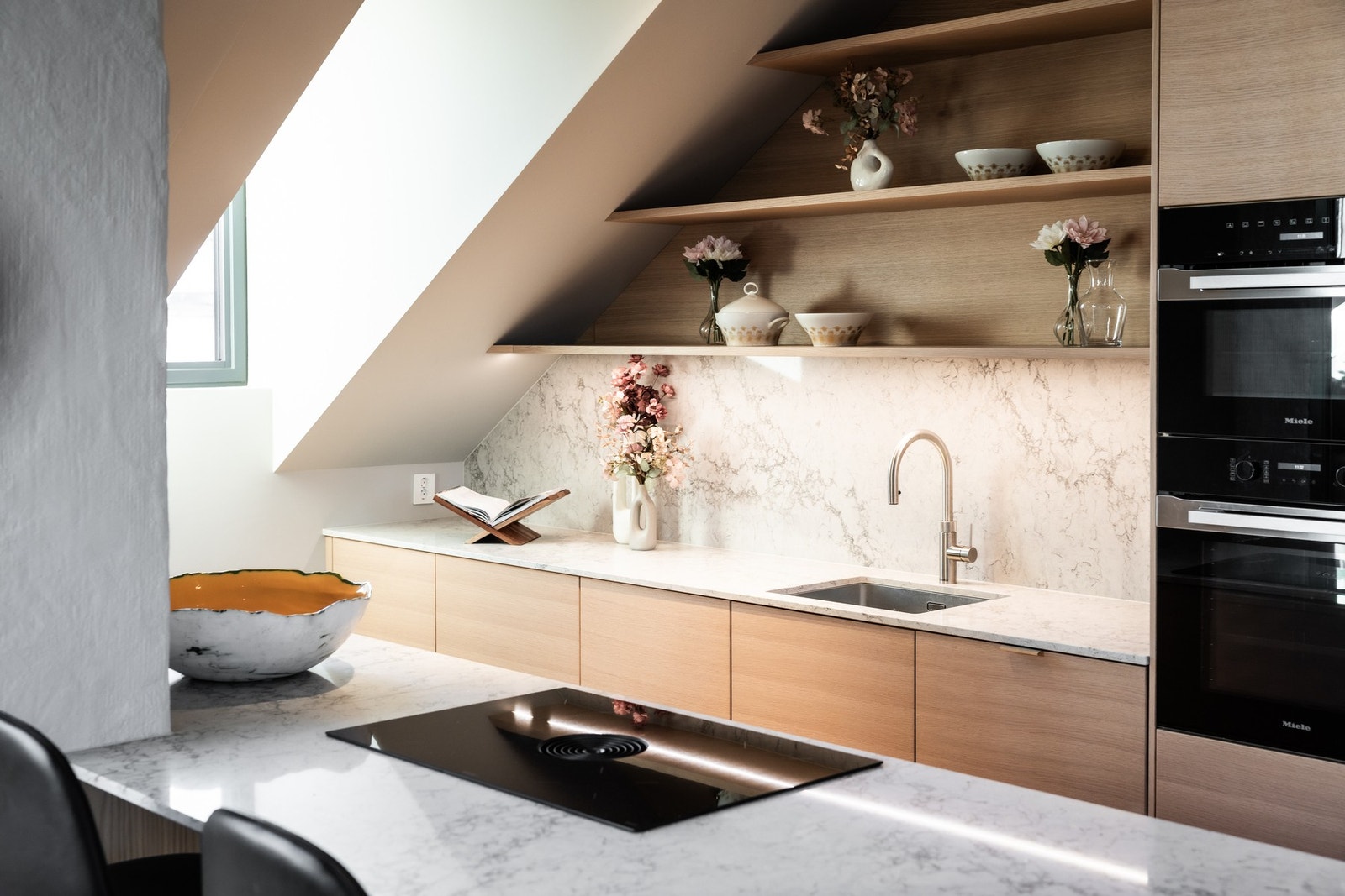 Kjøkkenet er utstyrt med Quooker som gir både kokende og kullsyreholdig kaldt vann, samtidig alt man skulle trenge av integrerte hvitevarer. Galleribilde