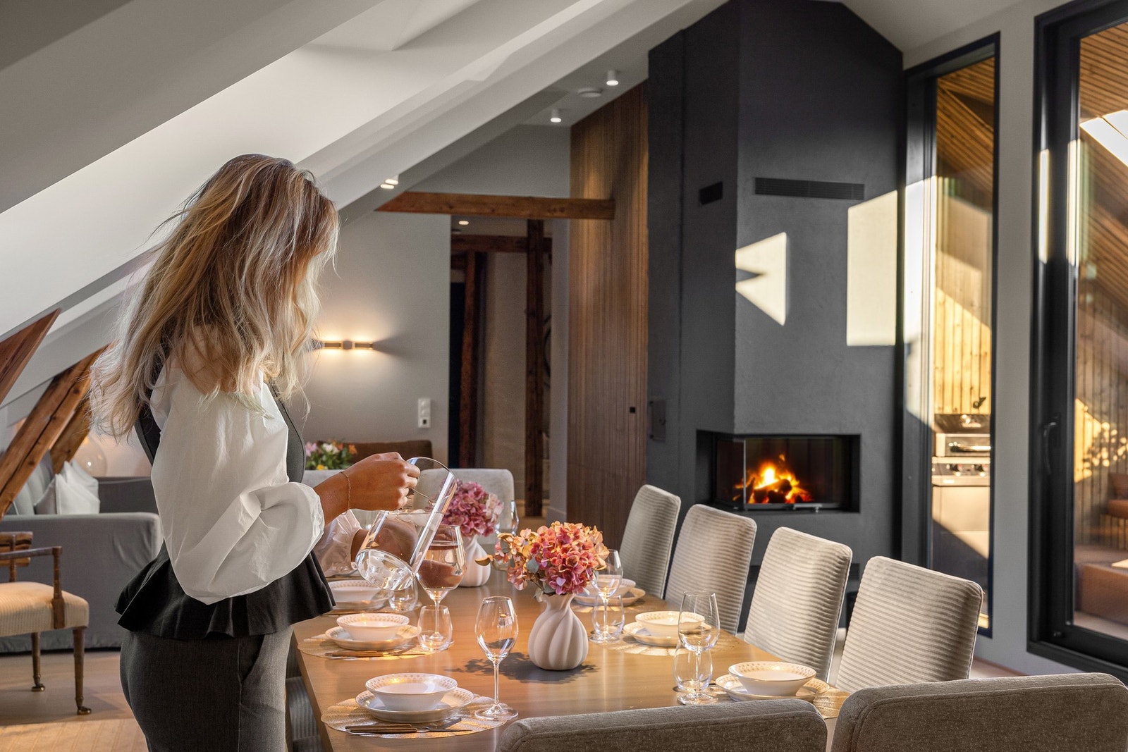 Materialer av høy kvalitet, skreddersydd innredning og gjennomarbeidet belysning understreker boligens særpreg. Galleribilde