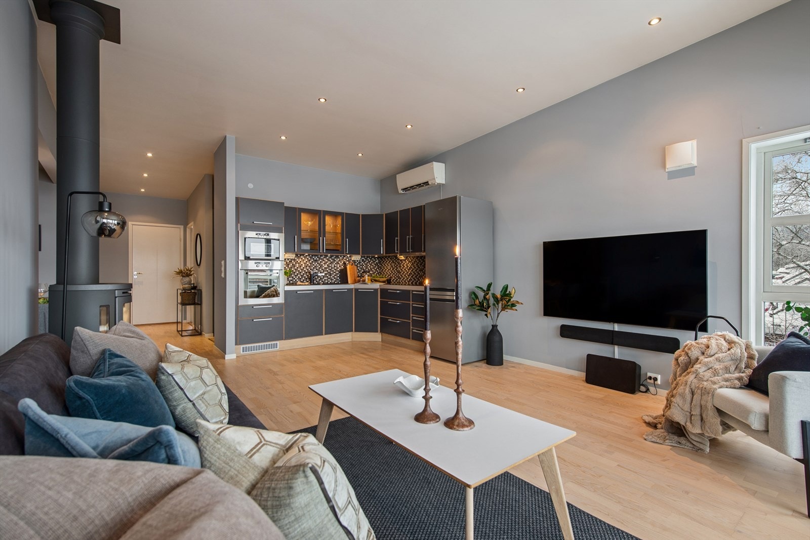 Det er lagt flott parkett på gulvet og downlights i himlingen. Galleribilde