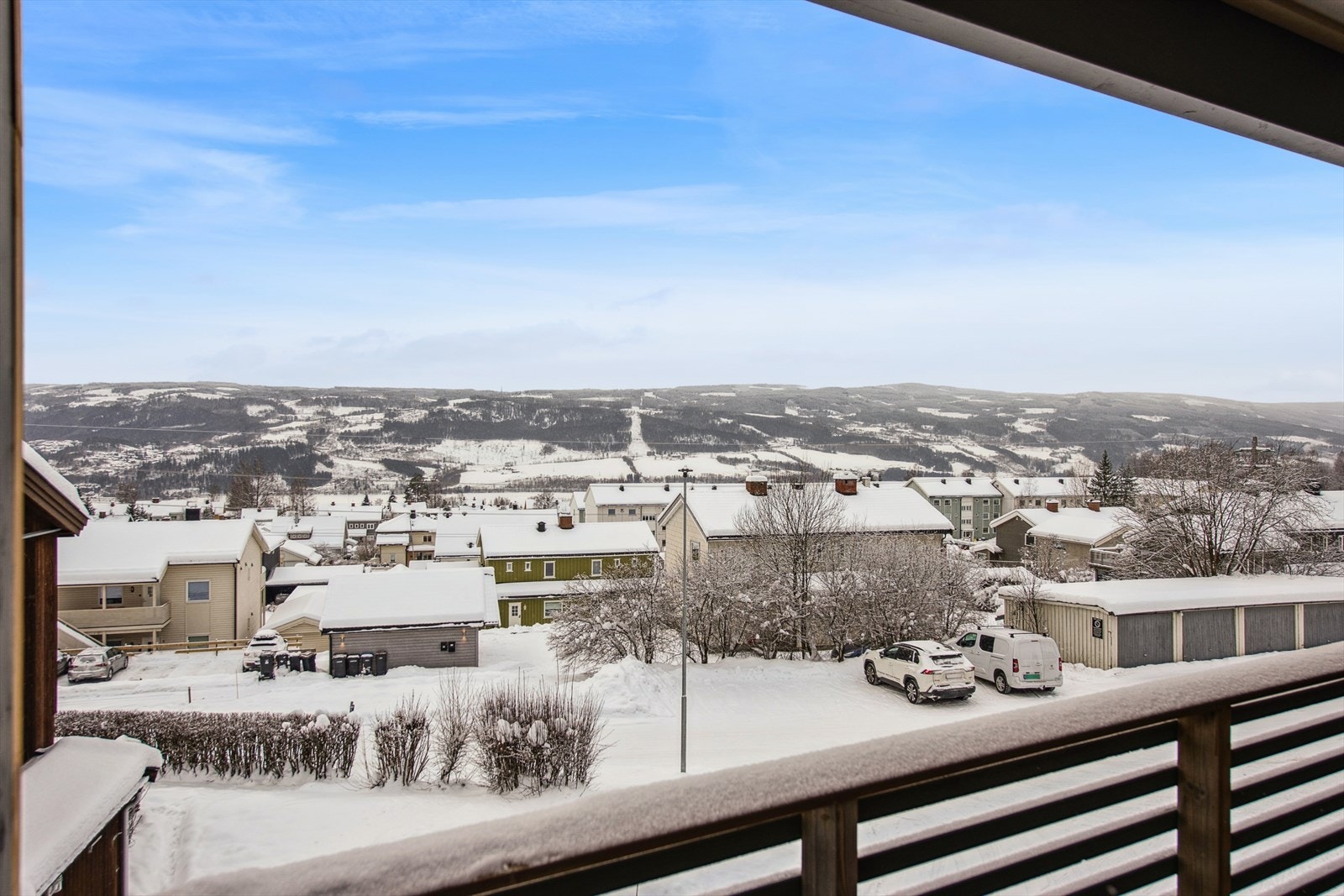 Fra leiligheten har du en vidstrakt utsikt over nærområdet og landskapet. Galleribilde