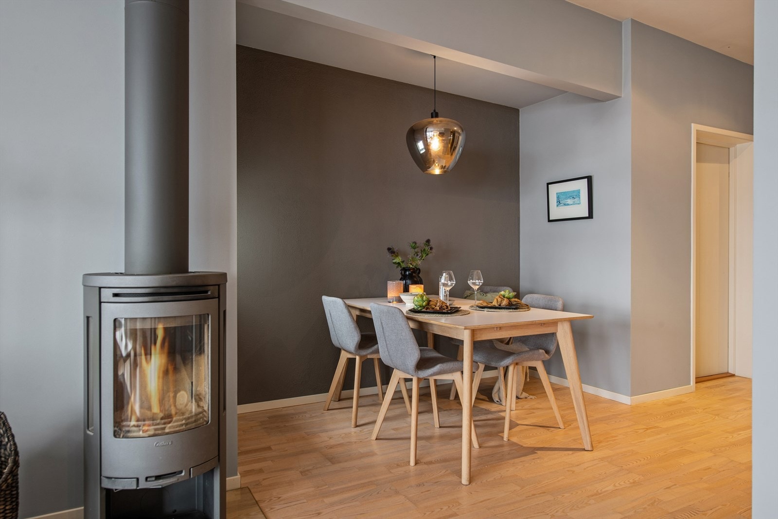 I tilknytning til stuen er det en naturlig plass for en sosial spise-sone. Galleribilde