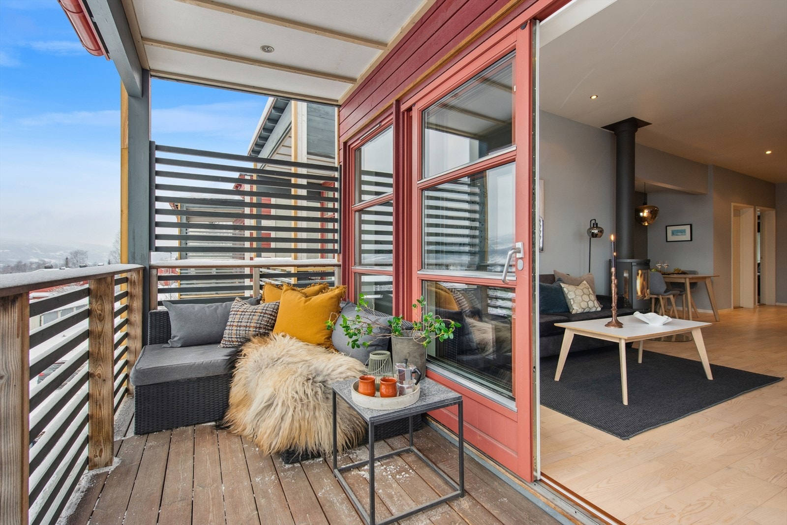 Fra stuen er det direkte utgang til en romslig og overbygget balkong på ca. 7 kvm. Galleribilde