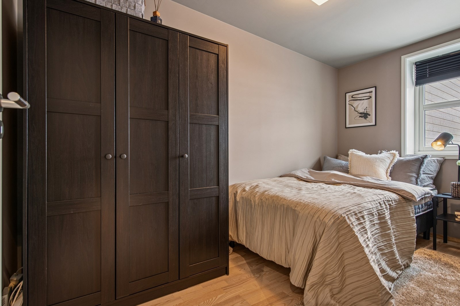 Det andre soverommet egner seg godt som barnerom, gjesterom eller kontor. Galleribilde