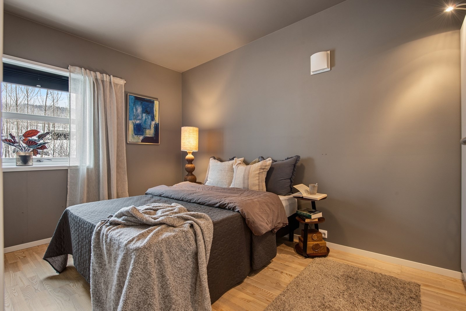 Leiligheten har to soverom. Hovedsoverommet er romslig med god plass til dobbeltseng. Galleribilde