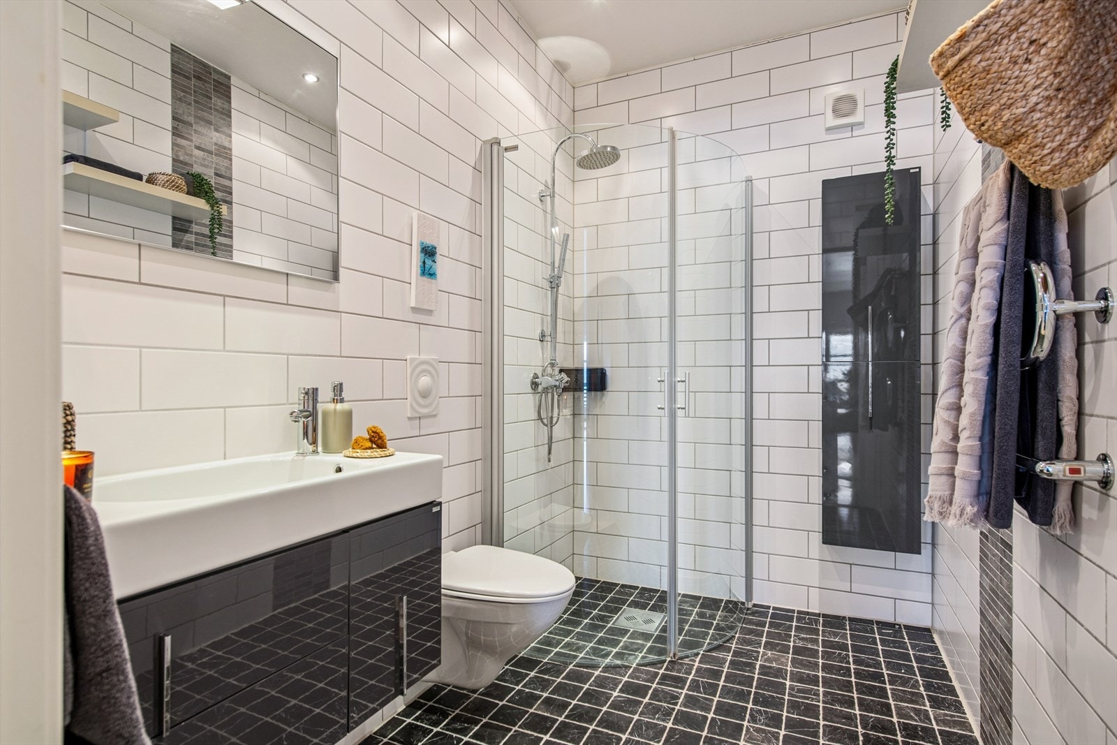 Badet har flislagte vegger og gulv med elektriske varmekabler. Galleribilde