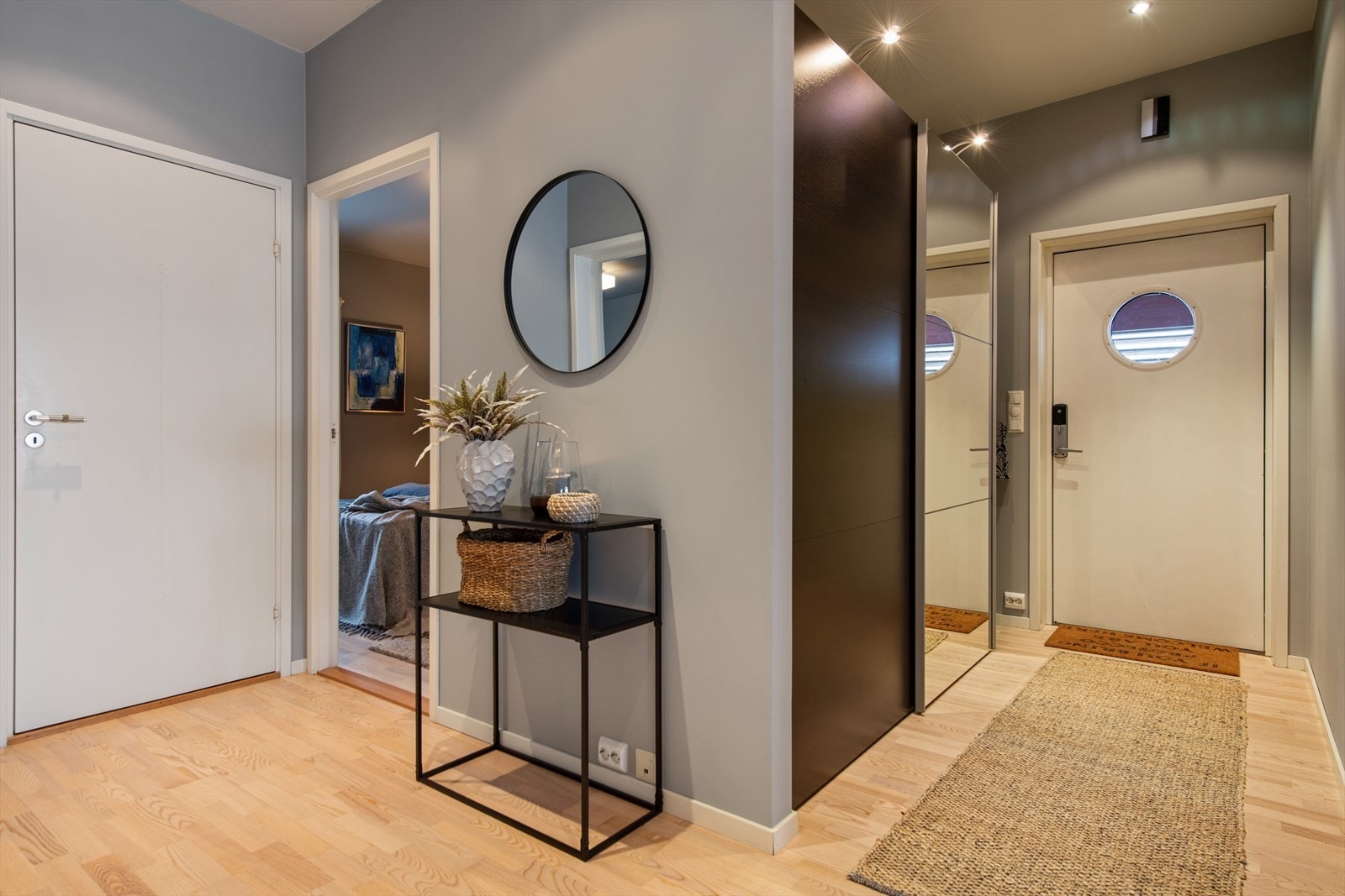 Du ønskes velkommen inn i en lys entré med plass til oppbevaring i skyvedørsgarderobe. Galleribilde