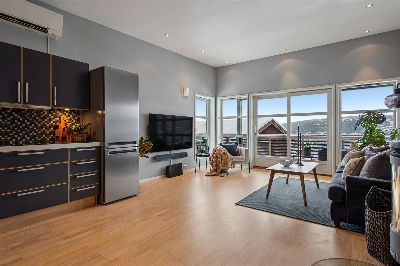 I stuen er det en luft-til-luft varmepumpe fra 2013 og peisovn. Galleribilde