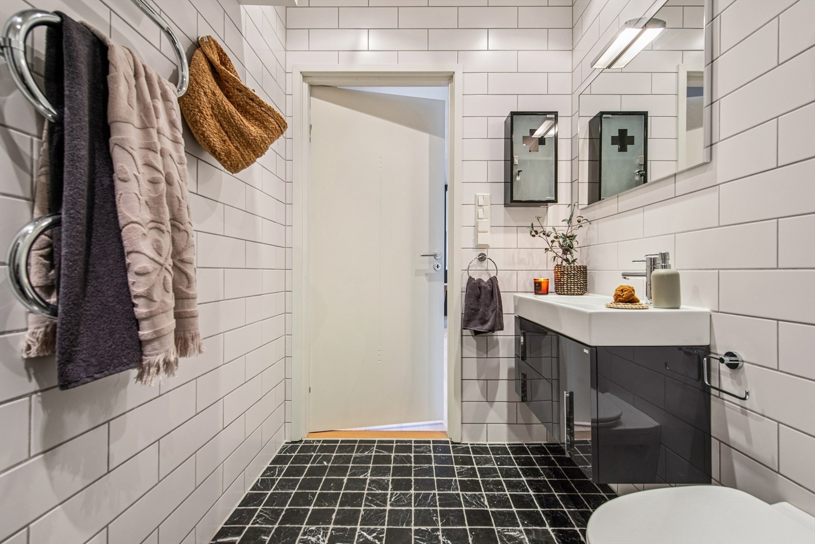 Rommet er utstyrt med innredning med nedfelt servant, veggmontert toalett og dusjhjørne med innfellbare vegger. Ventilasjonen sikres med en elektrisk styrt vifte. Galleribilde