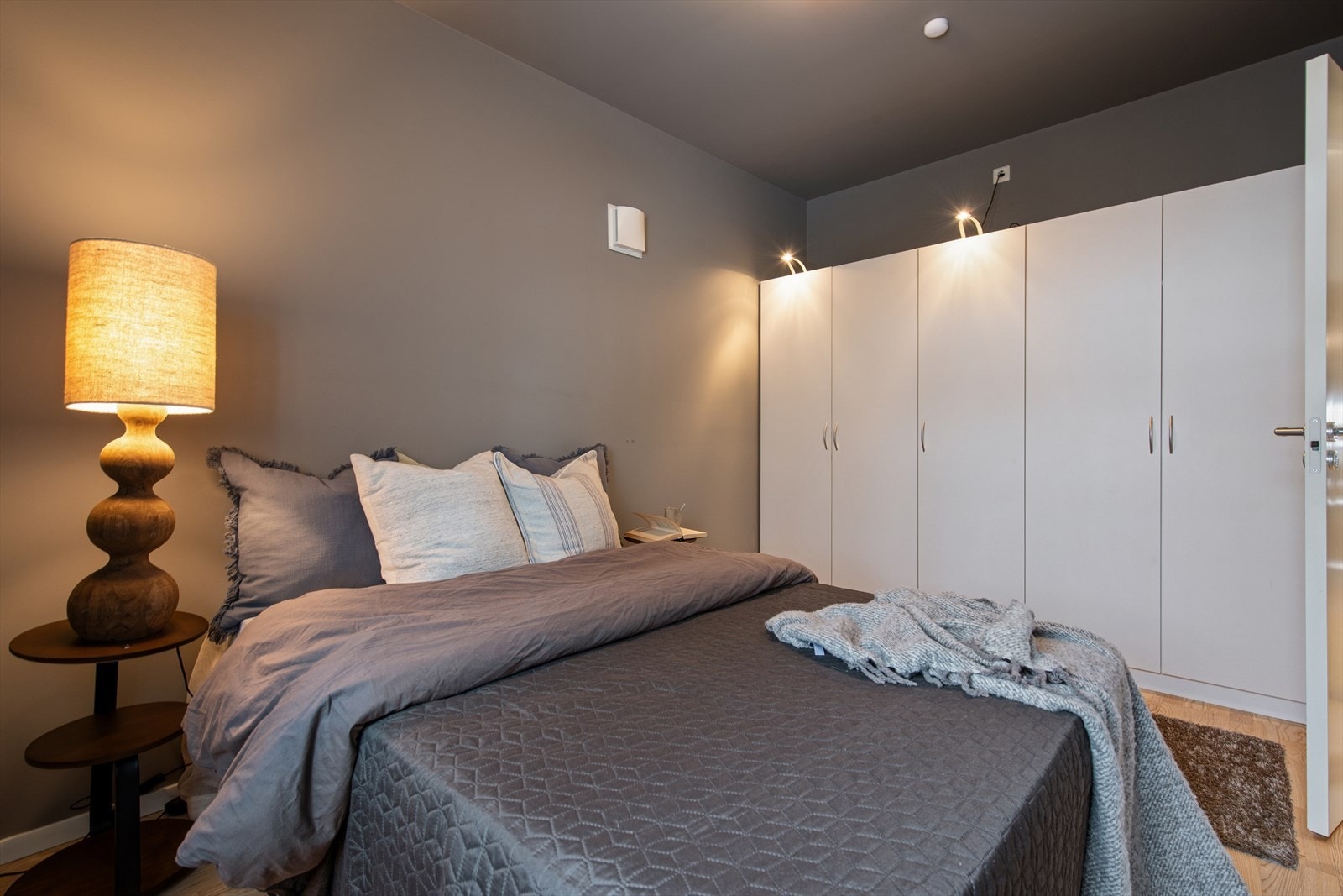 En stor garderobeløsning gir rikelig med oppbevaringsplass for klær. Galleribilde