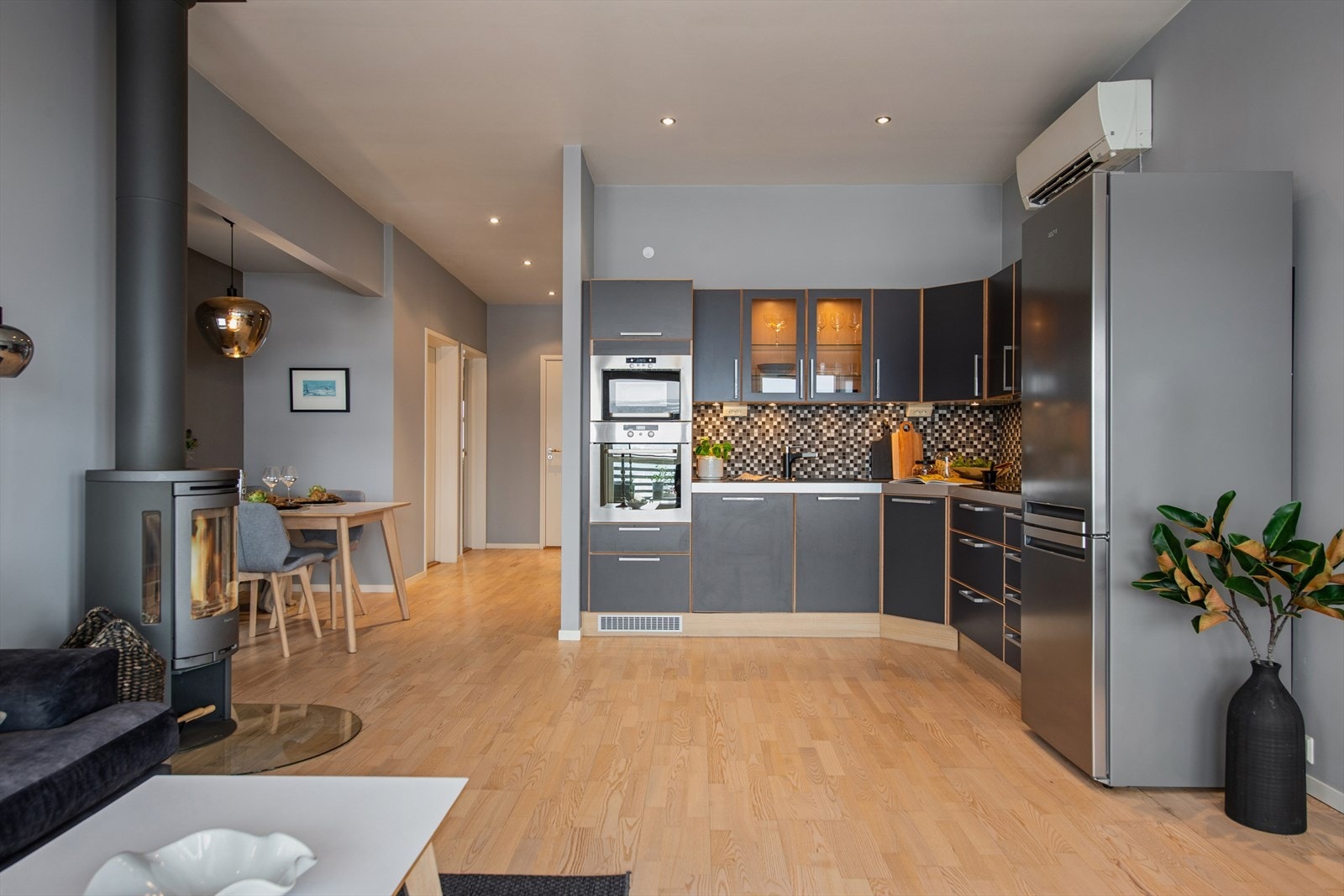 En moderne peisovn gir både varme og en hyggelig atmosfære på kalde dager. Galleribilde