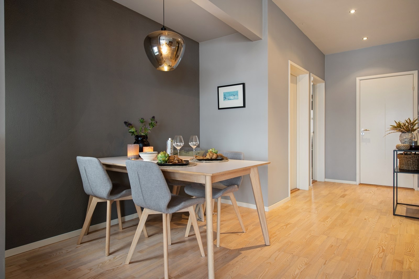 Spisestuen fungerer som et bindeledd mellom kjøkkenet og stuen. Galleribilde