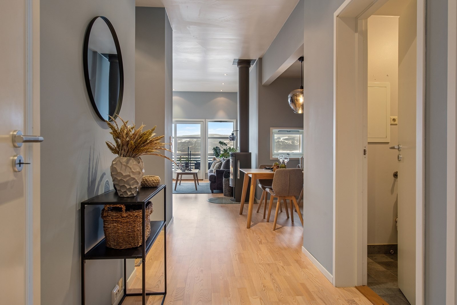 Fra gangen åpner leiligheten seg opp mot stuen og de store vindusflatene. Galleribilde