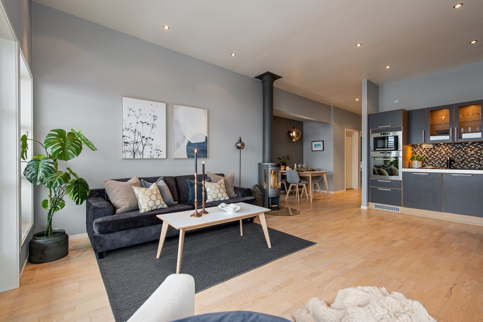 Av utstyr finnes integrert kjøl/fryseskap, oppvaskmaskin, induksjonstopp, micro og stekeovn. Kjøkkenventilator har avtrekk ut. Galleribilde