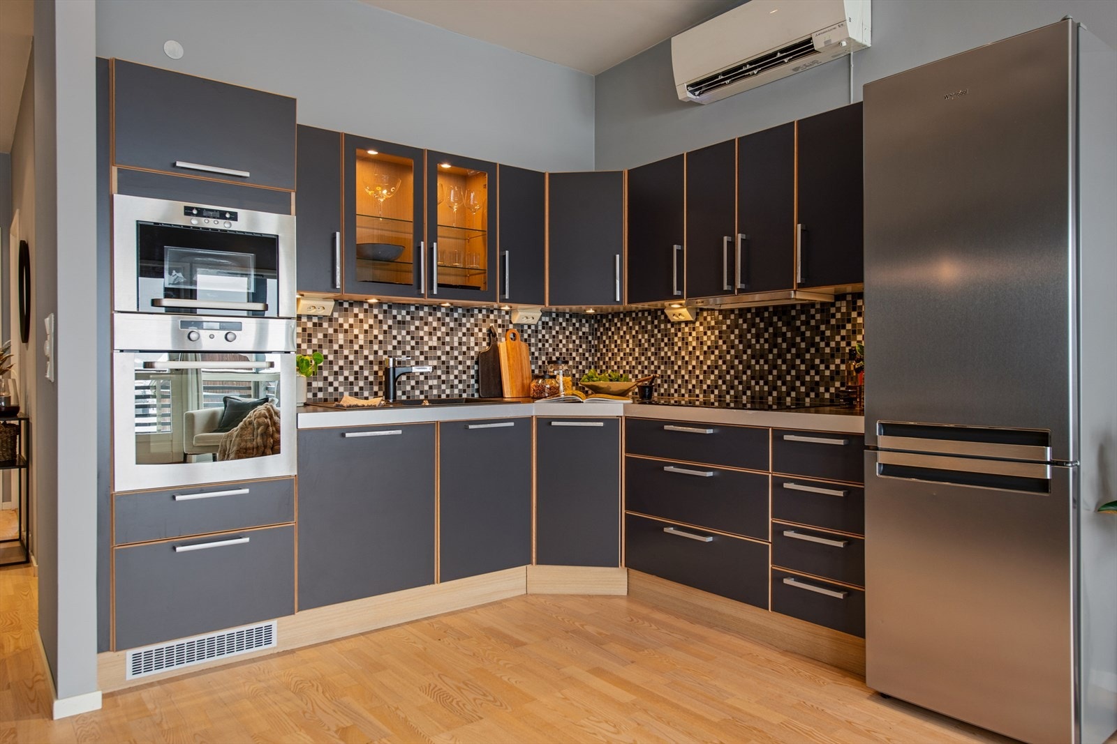 Kjøkkenet har en moderne innredning med glatte fronter og laminatbenkeplate. Galleribilde