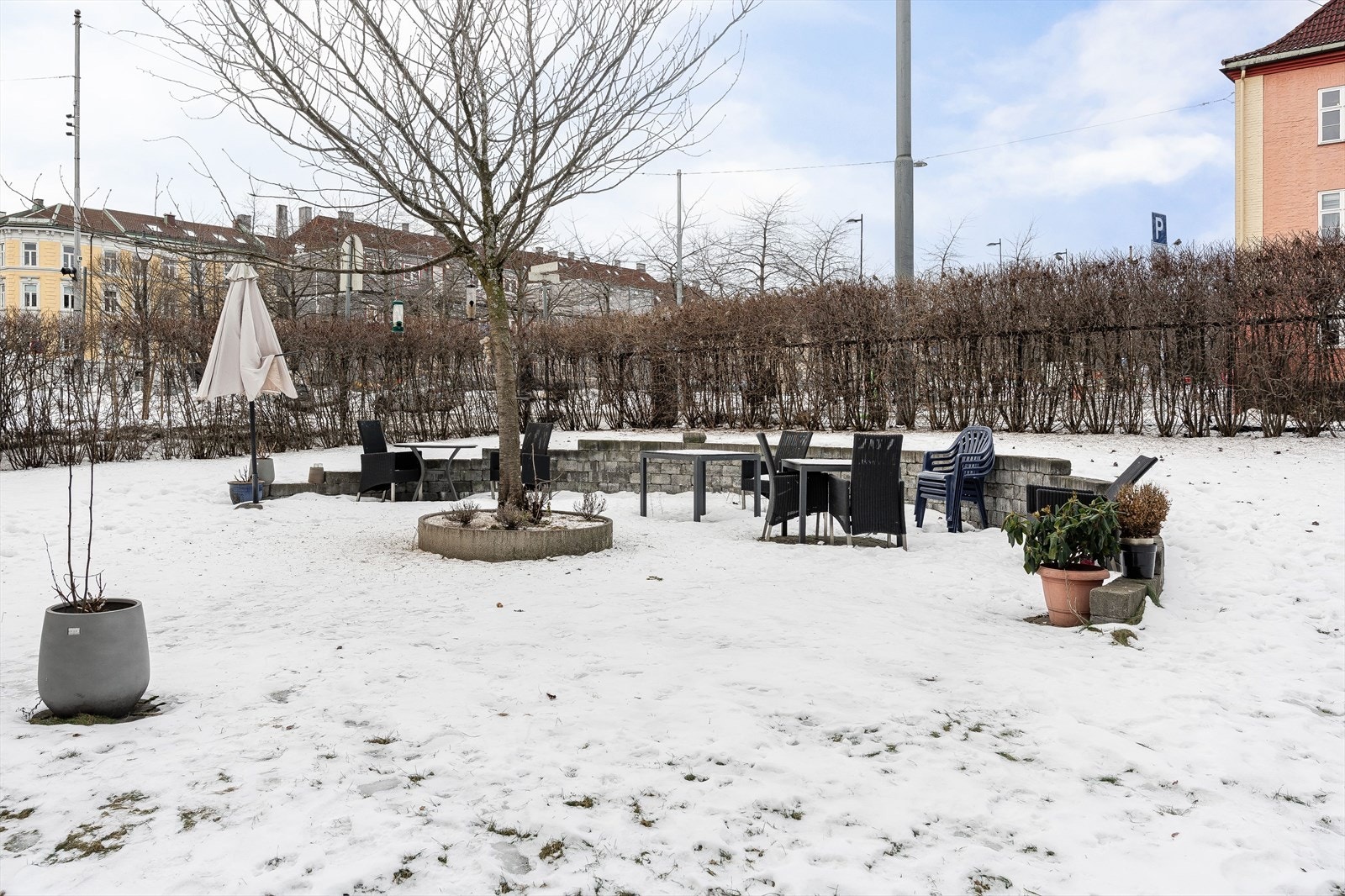 Flott felles bakgård med sittegrupper. Galleribilde