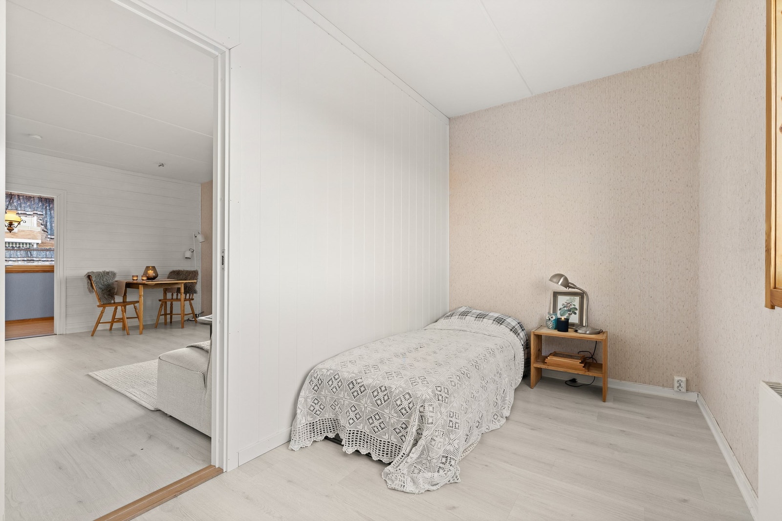 Soverom 2 ble etablert nylig ved at det ble satt opp vegg i stuen. Det ble samtidig lagt nytt gulv. De gjøres oppmerksom på at det ikke er egen lufteventil i rommet Galleribilde